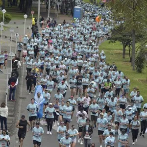 Corredores avanzan durante la carrera en las calles de Bogotá.