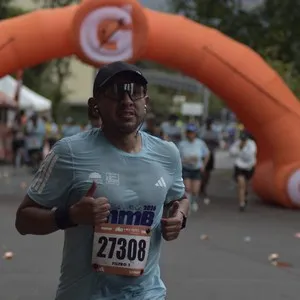 Atletas viven la experiencia de correr la Media Maratón de Bogotá.