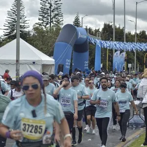 Corredoras completan el recorrido de la Media Maratón de Bogotá.
