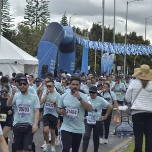Participantes disfrutan la carrera de la Media Maratón de Bogotá.