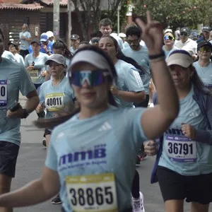 Atletas avanzan por el circuito de la carrera en Bogotá.