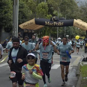 Grupo de atletas recorre Bogotá durante la Media Maratón de Bogotá.