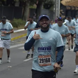 Corredores participan en la carrera de 21K de la Media Maratón de Bogotá.