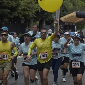 Atletas recorren el circuito de 21K durante la Media Maratón de Bogotá.