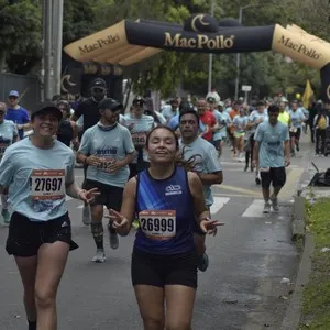 Participantes avanzan en la carrera de 21K de la Media Maratón de Bogotá.