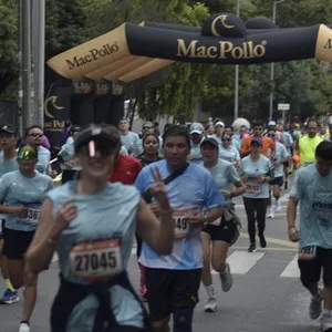 Corredoras completan los 21K de la Media Maratón de Bogotá.