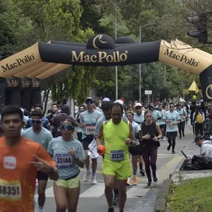 Atletas afrontan los 21 kilómetros de la Media Maratón de Bogotá.