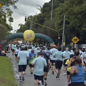 Participantes disfrutan el recorrido de 21K de la Media Maratón de Bogotá.