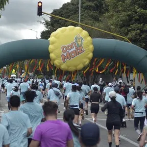 Runners corren los 21K durante la jornada deportiva en Bogotá.