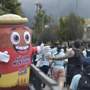 Grupo de corredores completa el recorrido de 21K en Bogotá.