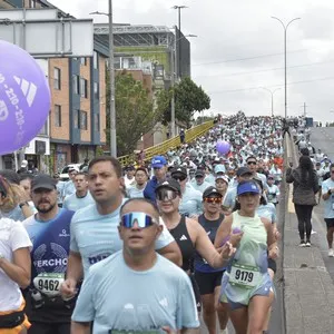 Atletas participan en los 21 kilómetros de la Media Maratón de Bogotá.