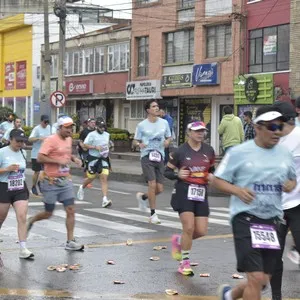 Corredoras avanzan por el recorrido de 21K en las calles de Bogotá.