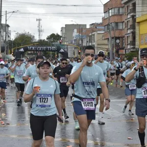 Participantes viven la experiencia de correr 21K en Bogotá.