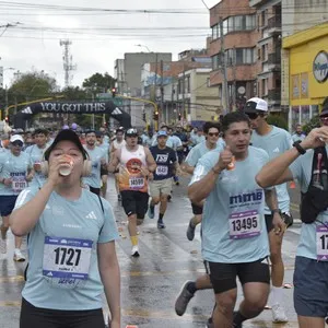 Corredores recorren Bogotá durante la carrera de 21 kilómetros.