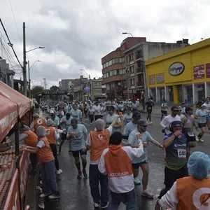 Atletas completan el circuito de 21K de la Media Maratón de Bogotá.