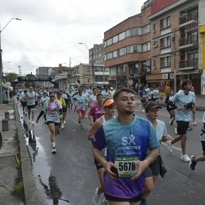 Corredor enfrenta el recorrido de 21K de la Media Maratón de Bogotá.