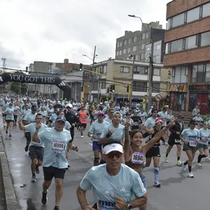 Corredora avanza durante los 21K de la carrera en Bogotá.