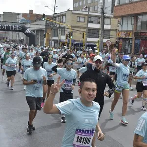 Grupo de atletas disfruta el recorrido de 21K en Bogotá.