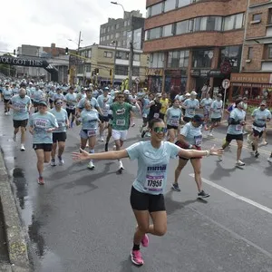 Runners participan en los 21K de la Media Maratón de Bogotá.