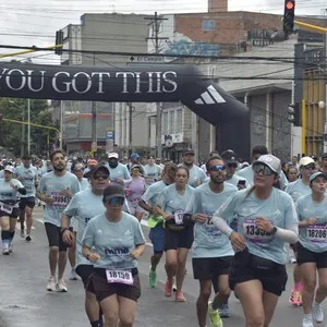 Corredores avanzan por el circuito de 21K durante la competencia.