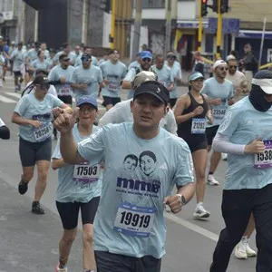 Participantes recorren las calles de Bogotá en la carrera de 21K.