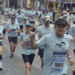 Atletas corren durante el recorrido de la Media Maratón de Bogotá 21K.