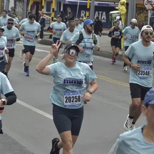 Corredoras participan en la competencia de 21 kilómetros en Bogotá.