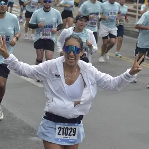 Grupo de corredores avanza durante los 21K de la Media Maratón de Bogotá.