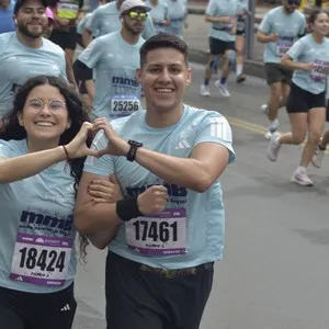 Corredores disfrutan el recorrido de la carrera de 21K en Bogotá.