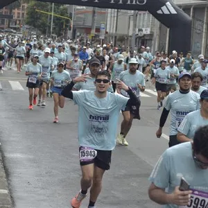 Participantes avanzan hacia la meta durante los 21K.