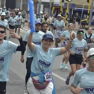 Atletas recorren el circuito urbano de 21K en Bogotá.