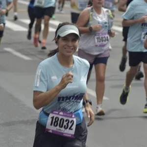 Corredoras completan parte del recorrido de 21K en Bogotá.