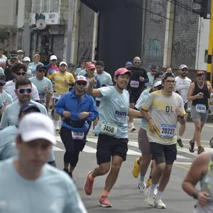 Corredores afrontan los 21K de la Media Maratón de Bogotá.