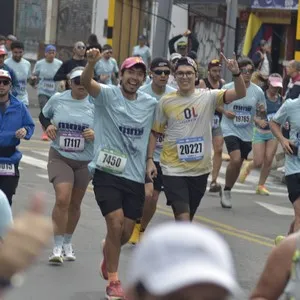Participantes corren por Bogotá durante la carrera de 10K.