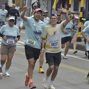 Atletas participan en la carrera de 10K de la Media Maratón de Bogotá.