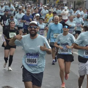 Corredores recorren el circuito de 10K en Bogotá.