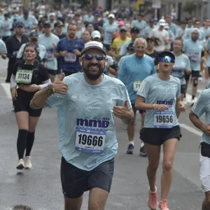 Corredoras avanzan durante los 10K de la Media Maratón de Bogotá.