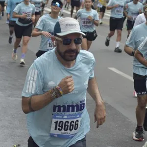 Runners disfrutan la carrera de 10K de la Media Maratón de Bogotá.