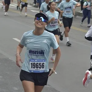 Grupo de corredores participa en los 10K de Bogotá.