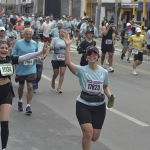 Atletas completan los 10 kilómetros de la carrera en Bogotá.