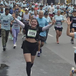 Corredor avanza por el recorrido de 10K de la Media Maratón de Bogotá.
