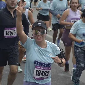 Corredora participa en la carrera de 10K durante la jornada deportiva.