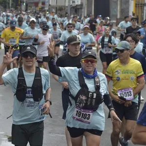 Atletas afrontan el recorrido de 10K en las calles de Bogotá.