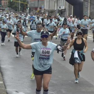 Participantes avanzan por el circuito de 10 kilómetros de la carrera.