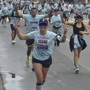 Corredoras recorren Bogotá durante la competencia de 10K.