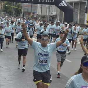 Grupo de atletas completa el recorrido de 10K en Bogotá.