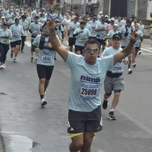 Runners avanzan durante la carrera de 10K de la Media Maratón de Bogotá.