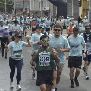 Atletas recorren las calles de Bogotá durante los 10K.