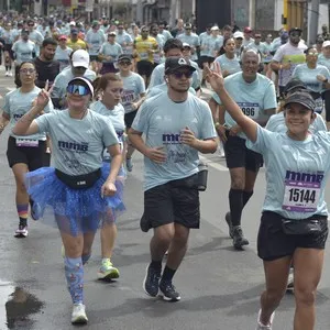 Participantes completan una jornada de 10K en la Media Maratón de Bogotá.