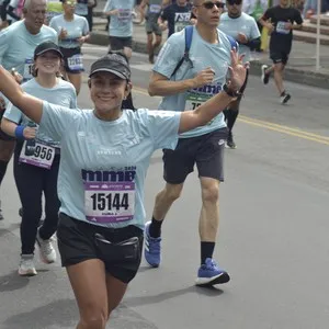 Corredora avanza durante el recorrido de 10K en Bogotá.